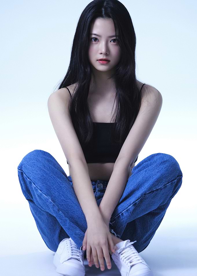 le sserafim in black crop top and jeans