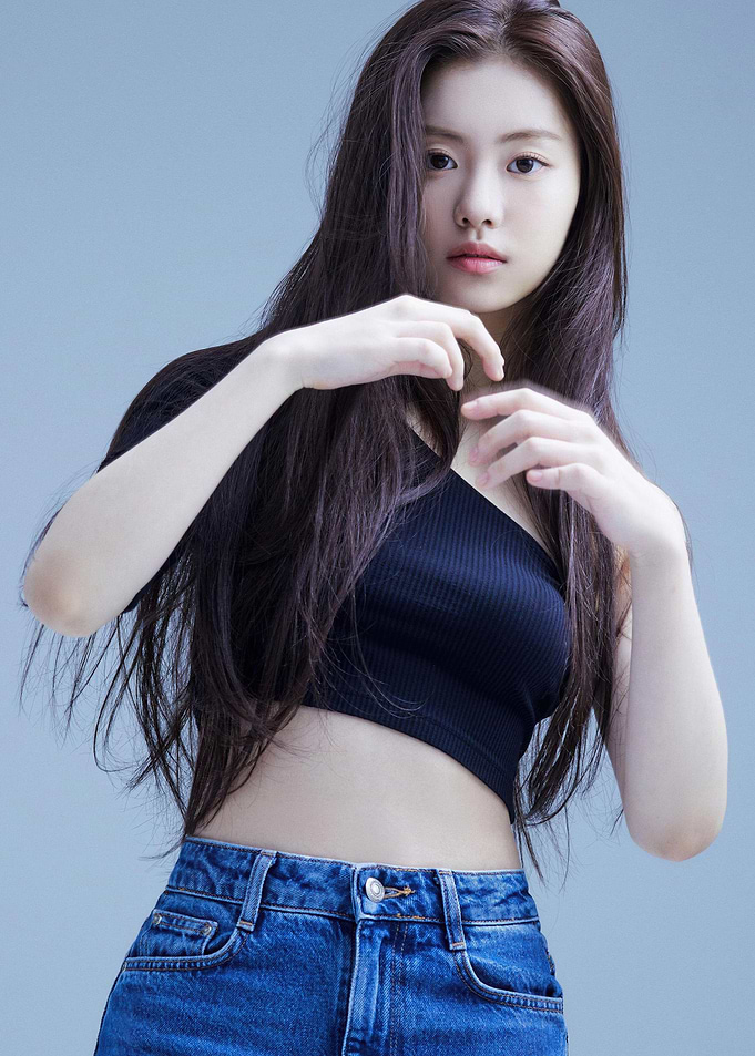 le sserafim in Crop Top and Jeans