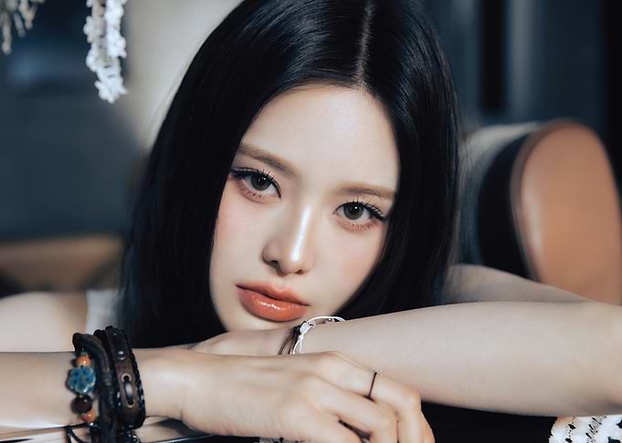 Close-up of a bang jeemin with dark hair