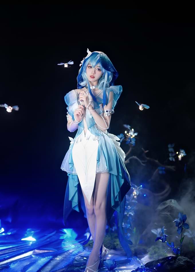 Cosplayer Character Wuthering Waves in Blue Fantasy