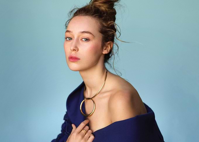 alycia debnam carey with Updo and Gold Necklace