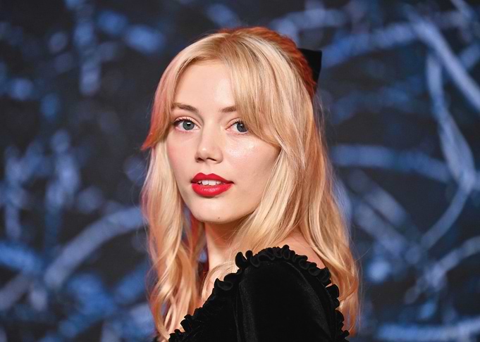 grace van dien with Blonde Hair and Red Lipstick