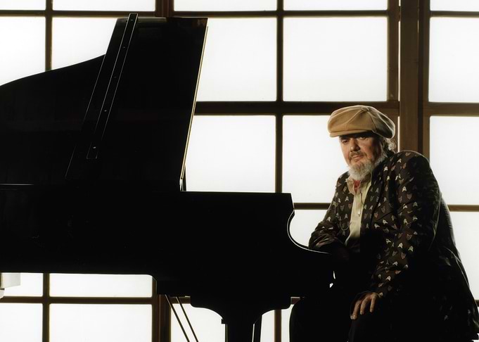 drjohn royal beard by a Grand Piano