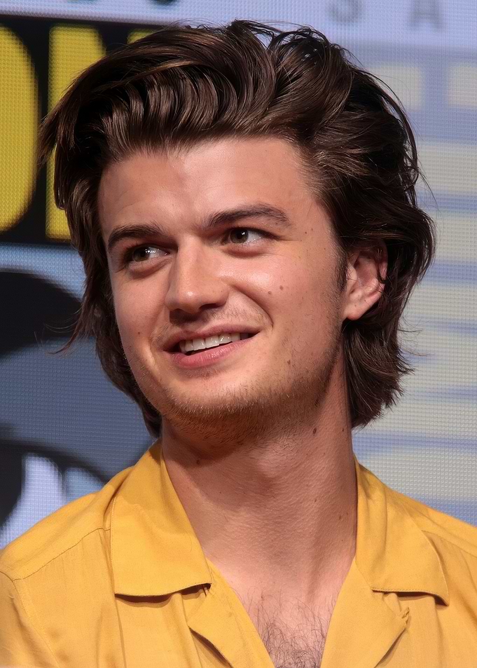 Joe Keery smiling at Comic-Con