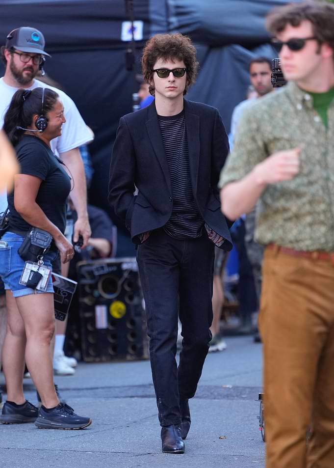 Young Bob Dylan on Set