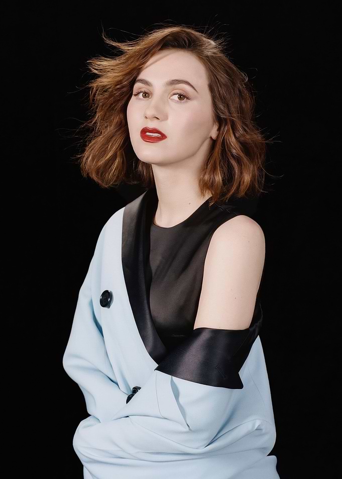 maude apatow in light blue blazer and black top
