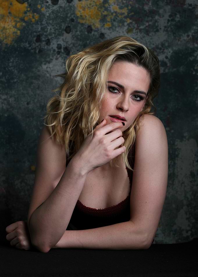 Kristen Stewart Poses for a Photo