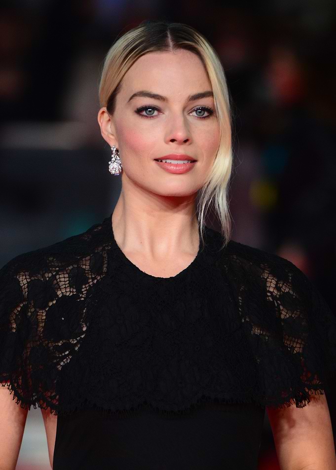Margot Robbie in Black Lace Dress