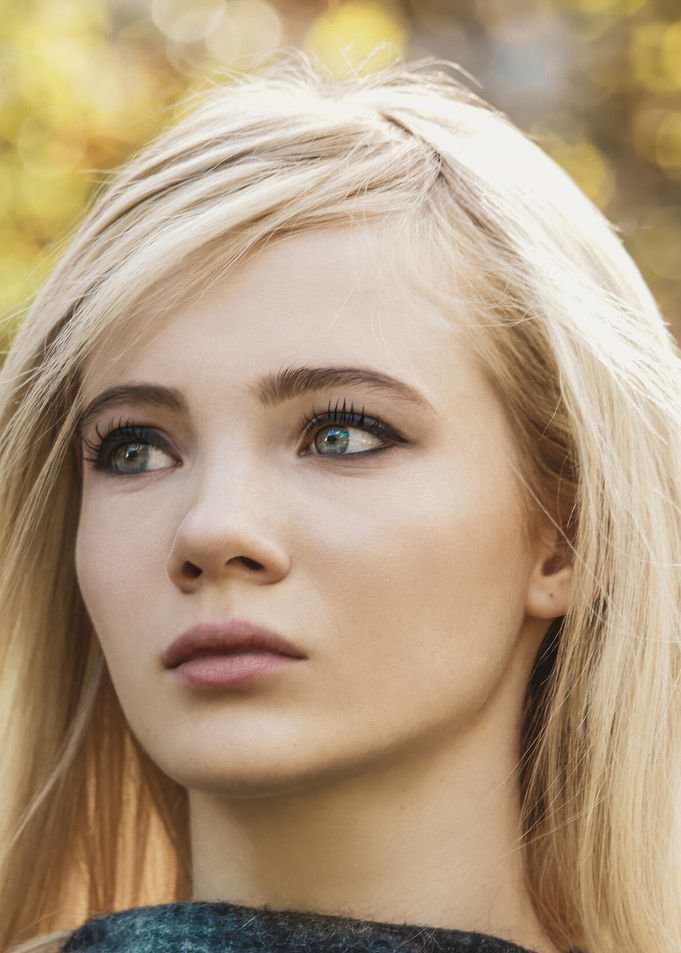 Close-up of a Freya Allan with Blonde Hair