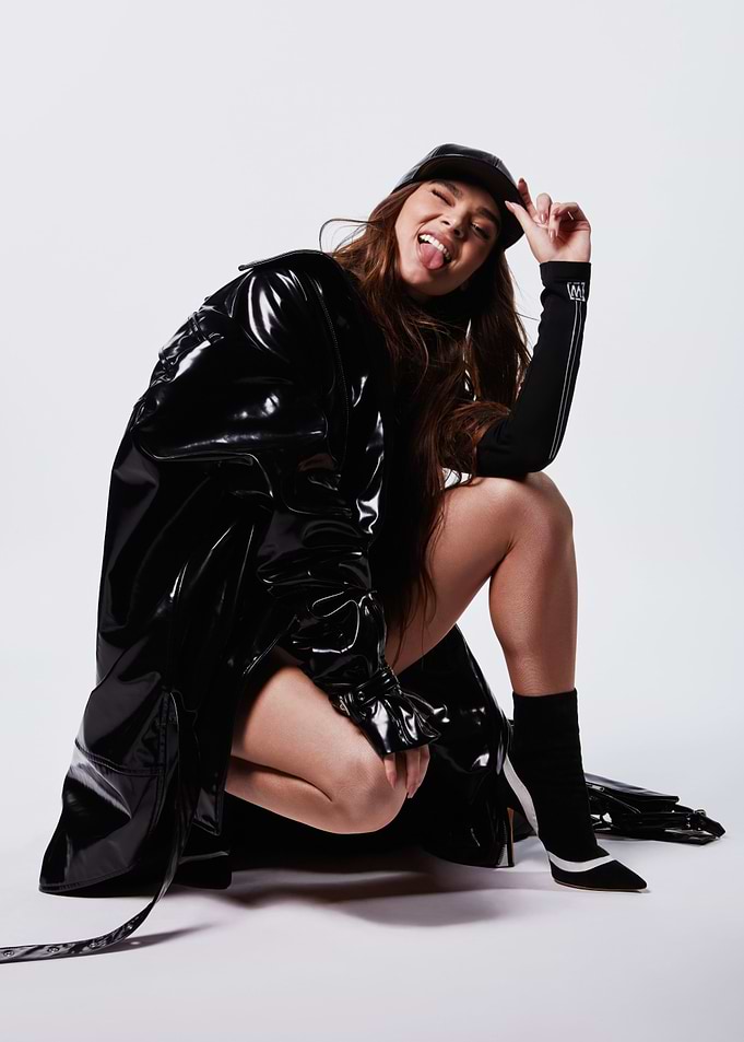 Hailee Steinfeld in black outfit posing