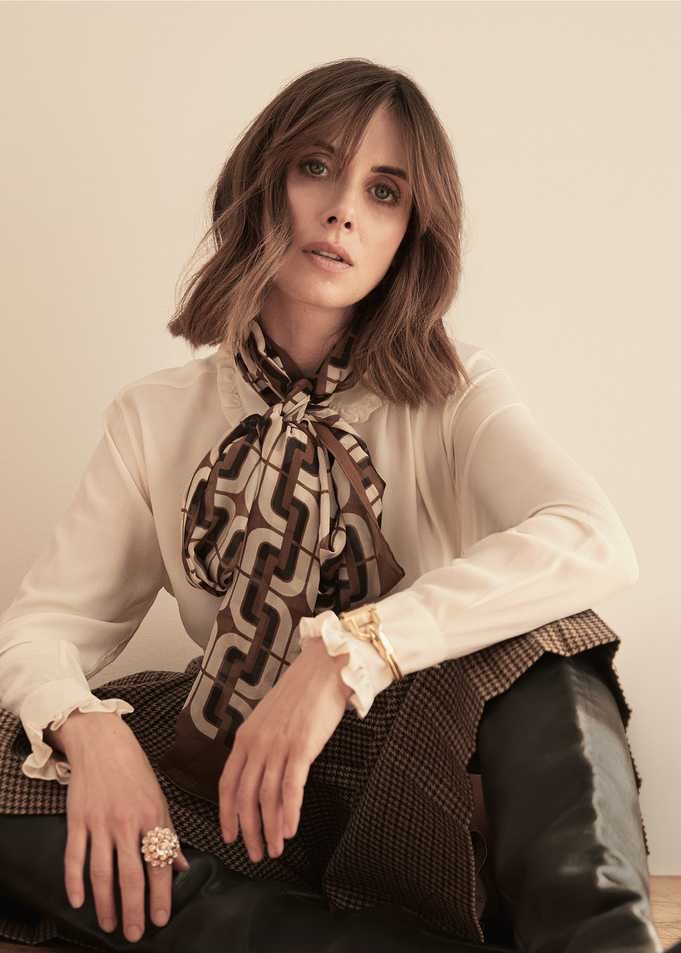 Alison Brie in Retro Fashion