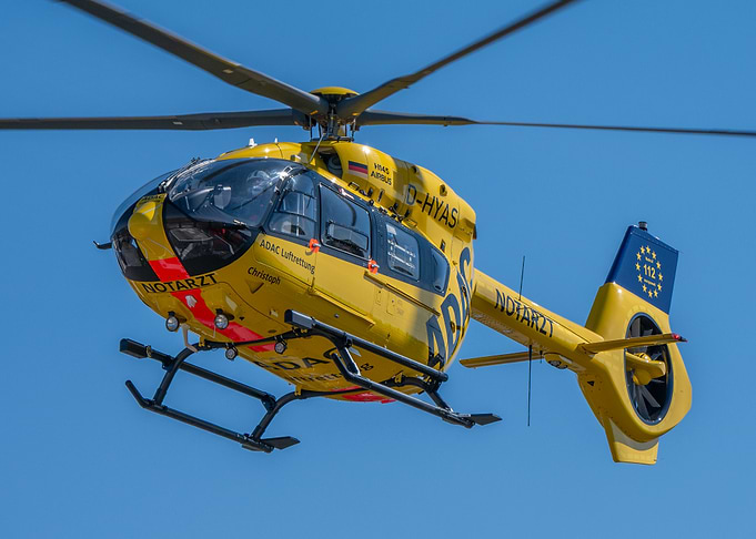 Yellow ADAC Helicopter in Flight - ADAC Helikopter beim Start