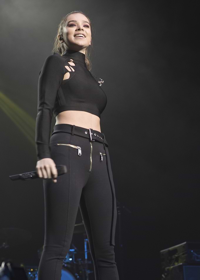 Hailee Steinfeld Performing on Stage