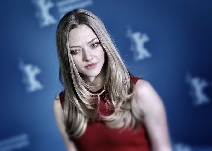 Amanda Seyfried Red Dress Blue Background