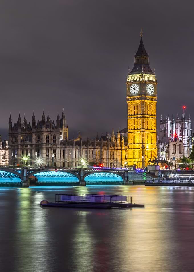 LONDON Night-time view of Big Ben