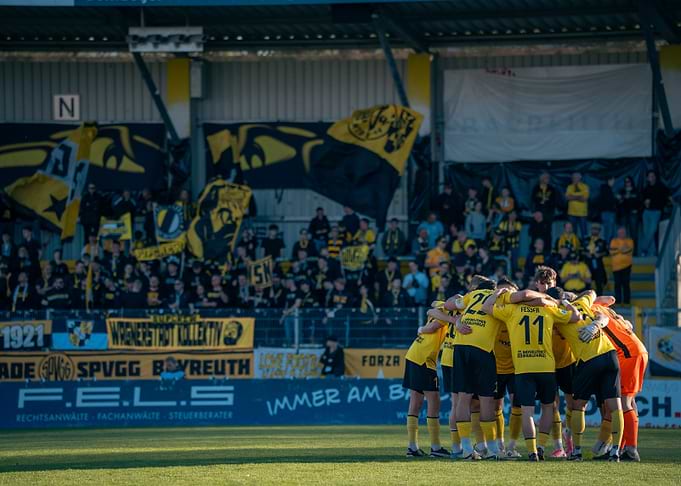 Football team huddle on field (SpVgg Bayreuth)