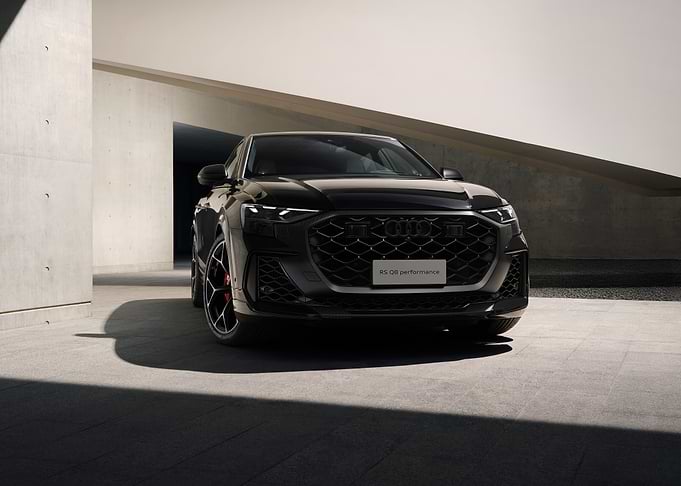Black Audi RS 6 Avant Performance