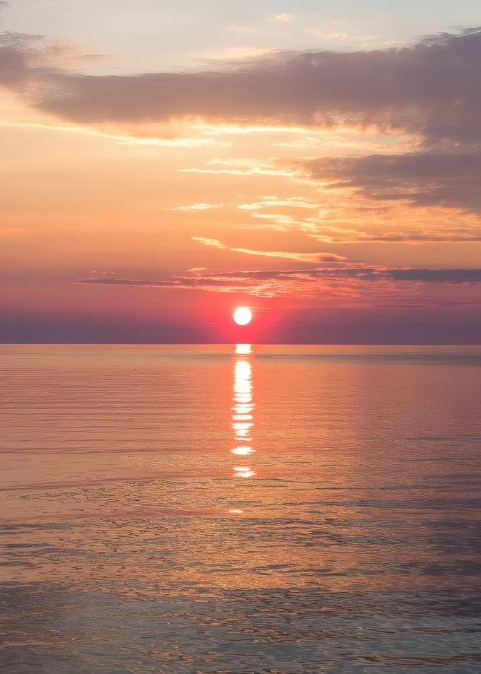 Radiant Horizon – Sunset over the ocean