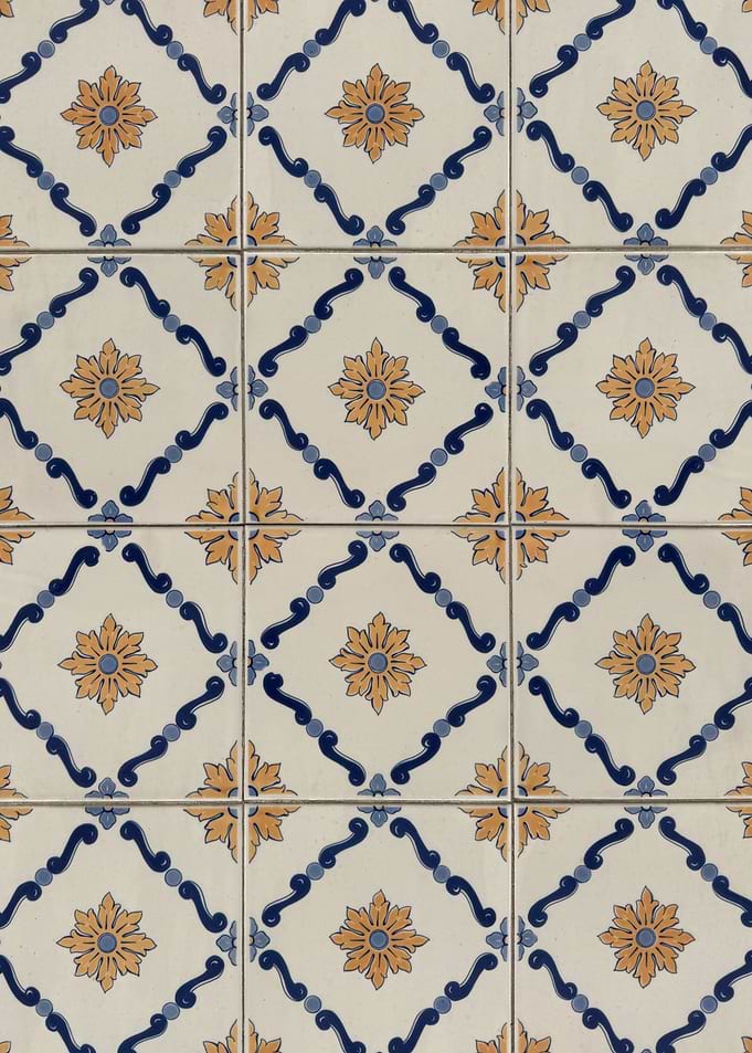 Traditional Floral Tile Pattern