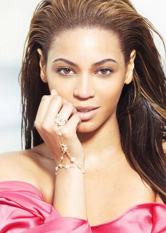 Beyoncé in Pink Dress with Jewelry