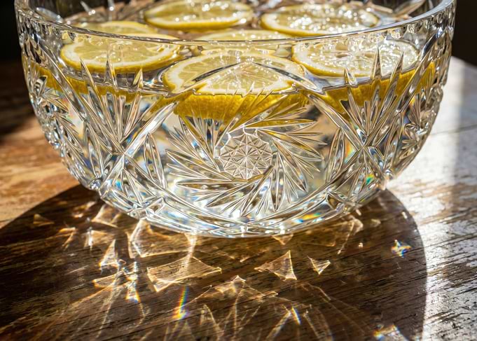Crystal bowl with lemon slices