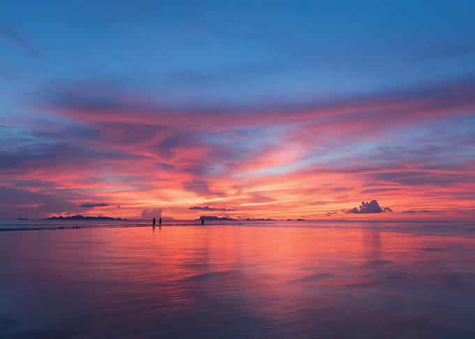 Vibrant Sunset Over a Calm Ocean