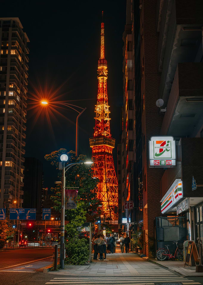 7-Eleven Tokyo Tower at night