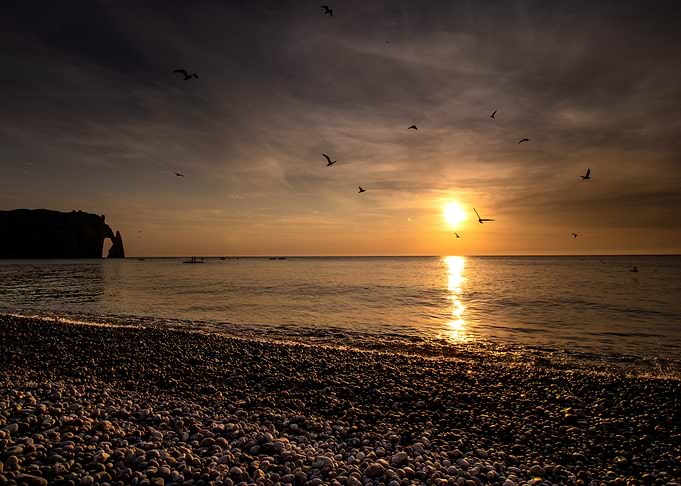Sunset at Étretat Cliffs – Golden Hour Coastal Landscape Photography
