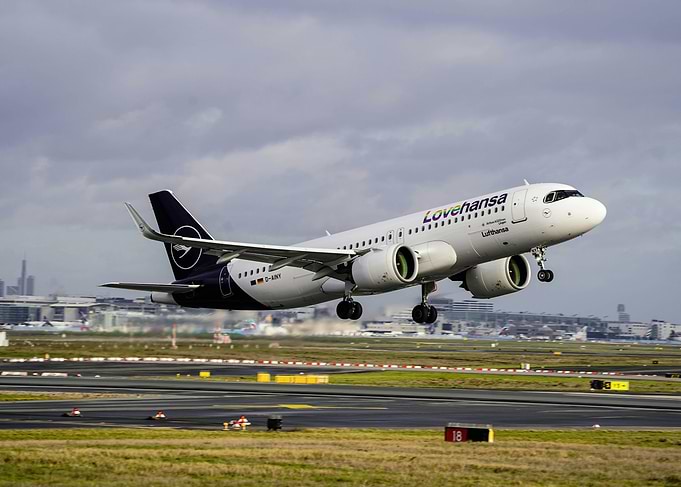 Lufthansa Lovehansa Airbus A320neo Takeoff