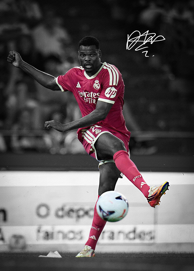 Denzel Dumfries Action Shot