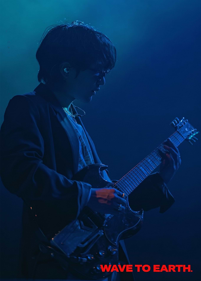 Wave to Earth Guitarist Performance