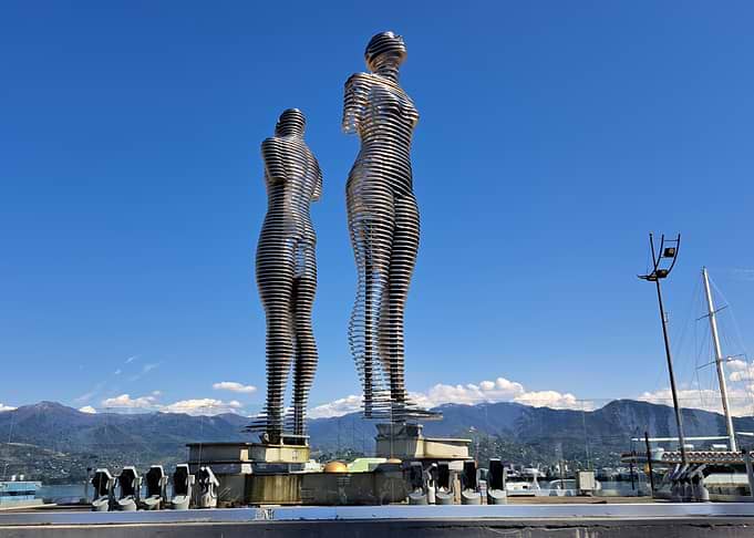 Ali and Nino Statue in Batumi