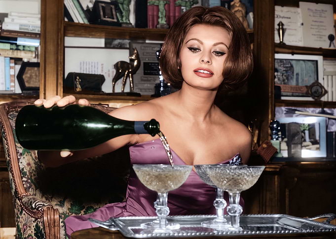 Sophia Loren drink Pouring Champagne