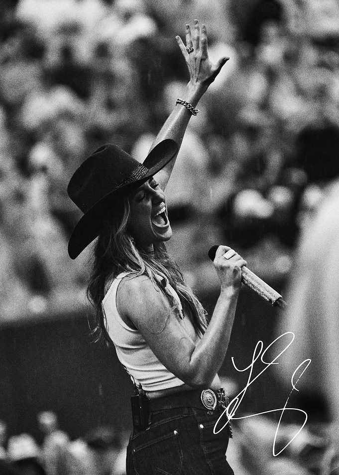 Lainey Wilson Performing Live
