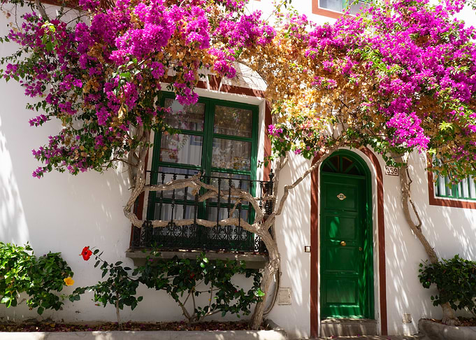 Gran Canaria Mediterranean House with Vibrant Bougainvillea
