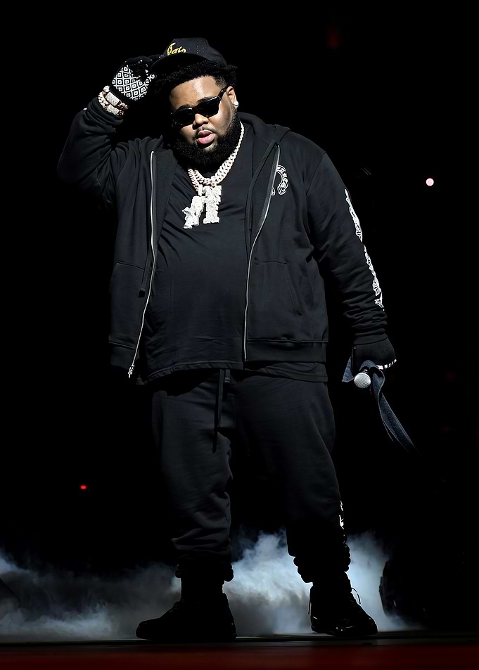 Rod Wave Performing on Stage
