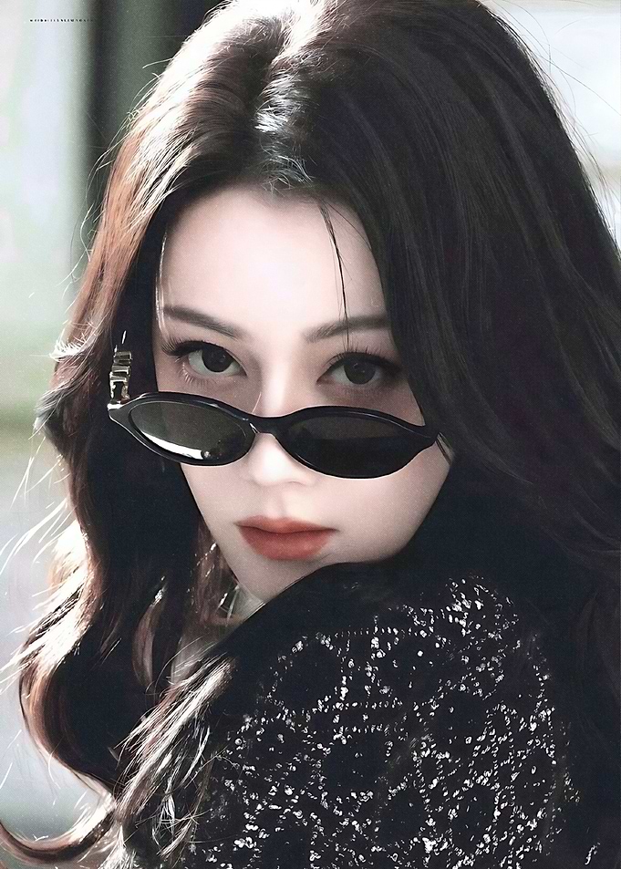 Stylish Dilraba Dilmurat Wearing Oval Sunglasses