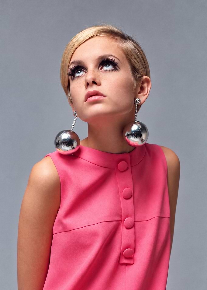 Twiggy in Iconic 1960s Fashion