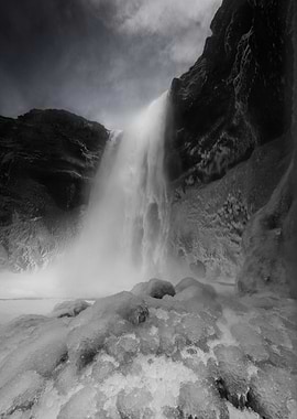 this is the waterfall Skógarfoss in Iceland