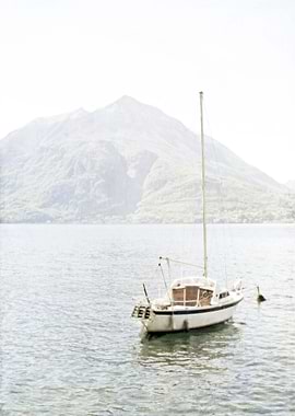 Minimalist Sail Boat on Lake with Mountain. Photographe ...