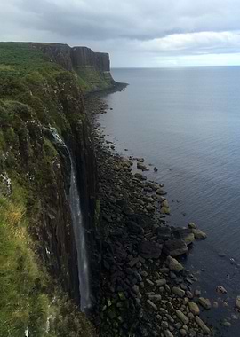 Water falls over the edge