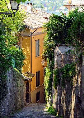 Narrow street on Bellagio, Italy