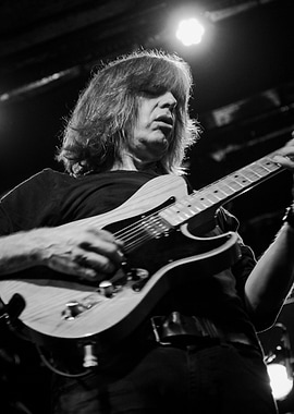 Mike Stern playing guitar