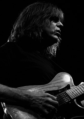 Mike Stern playing guitar