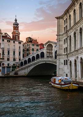 Rialto Bridge at dawn