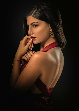 BEAUTIFUL WOMEN RED DRESSE