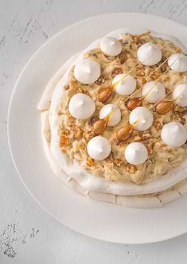 Pavlova cake with caramel