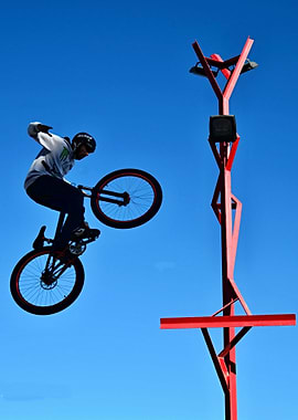 Artistic bicycle act 02