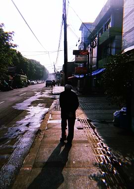 the oldman walking alone