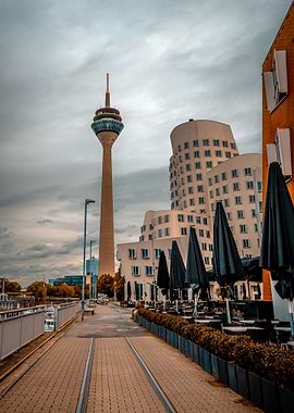 Rheinturm mit Gehrybauten